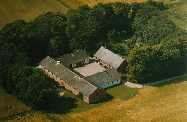 Luftfoto af gården